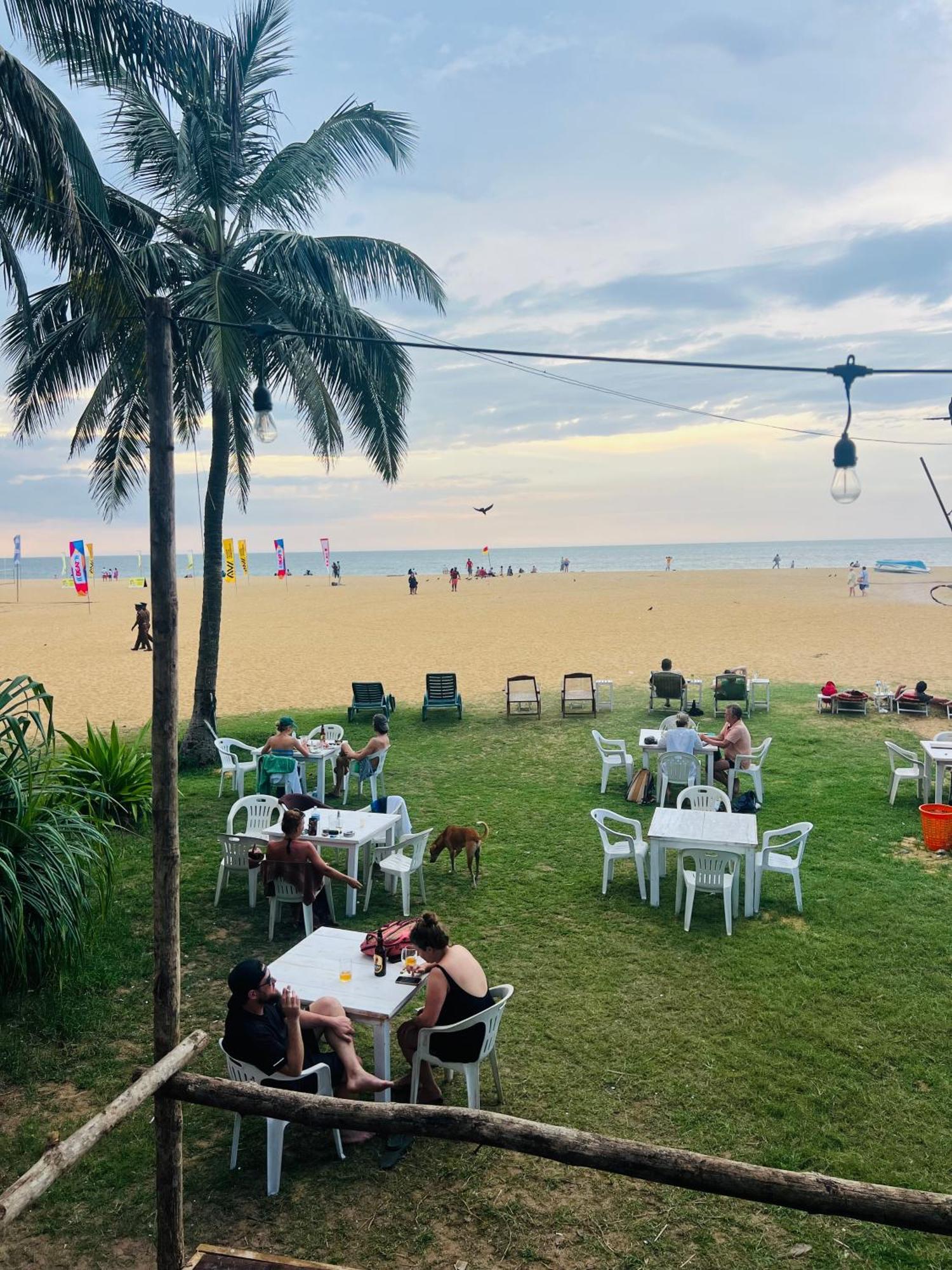 Honey Beach Hostel Negombo Exteriör bild